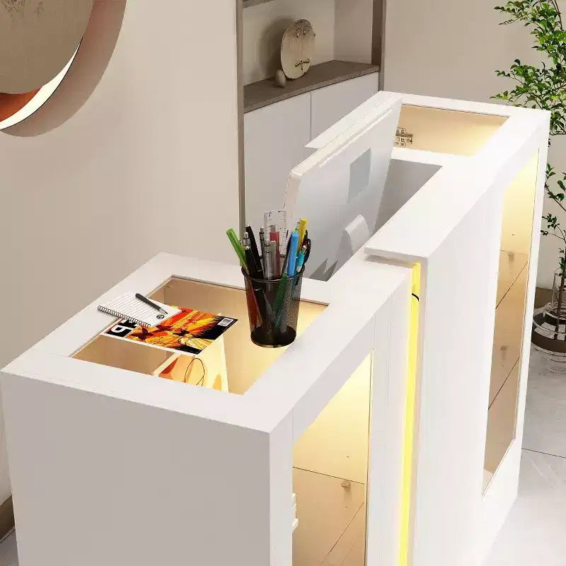 Mostrador de recepción blanco con estantes de exhibición de vidrio e iluminación LED