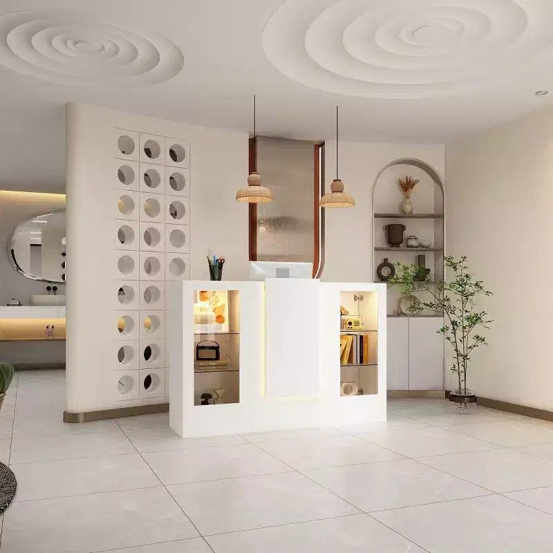 Mostrador de recepción blanco con estantes de exhibición de vidrio e iluminación LED