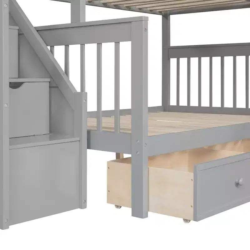 Litera en forma de L con diseño elegante, de dos camas sobre una matrimonial, con 3 cajones, escalera y escalera de mano