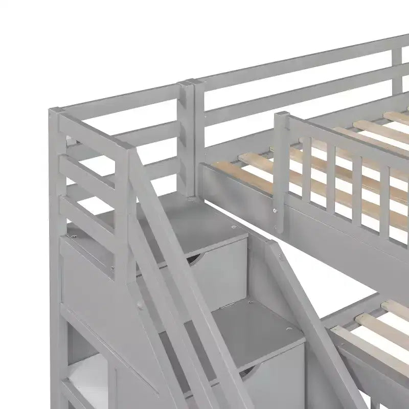 Litera en forma de L con diseño elegante, de dos camas sobre una matrimonial, con 3 cajones, escalera y escalera de mano