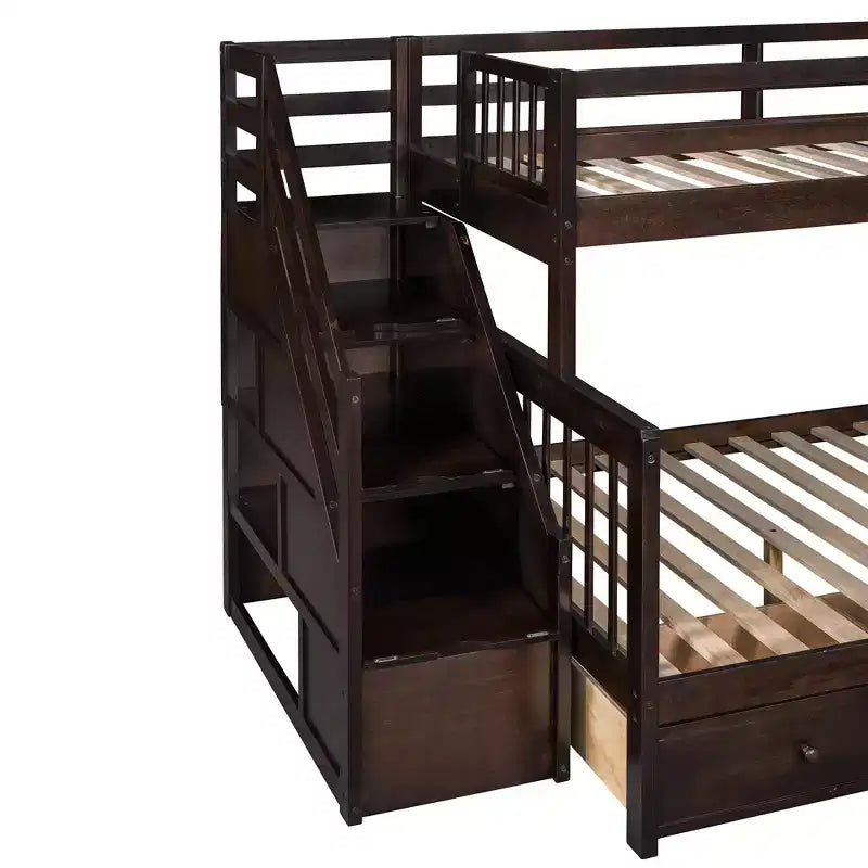 Litera en forma de L con diseño elegante, de dos camas sobre una matrimonial, con 3 cajones, escalera y escalera de mano