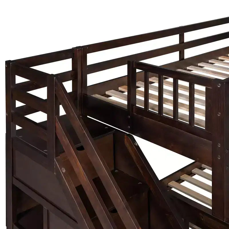 Litera en forma de L con diseño elegante, de dos camas sobre una matrimonial, con 3 cajones, escalera y escalera de mano