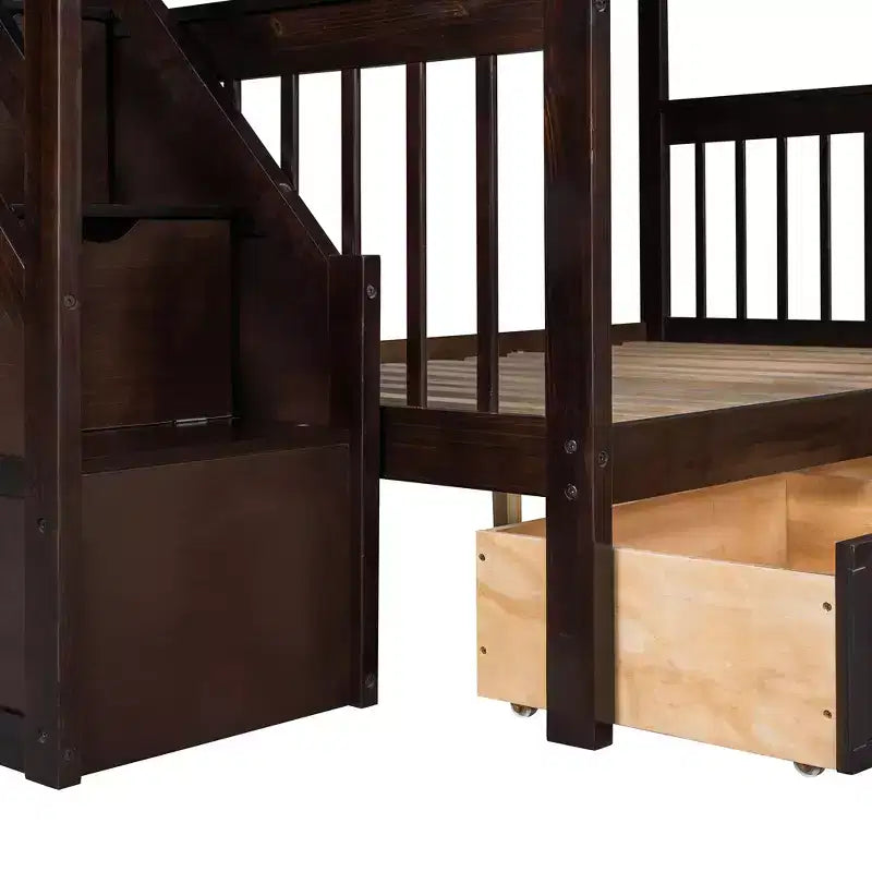 Litera en forma de L con diseño elegante, de dos camas sobre una matrimonial, con 3 cajones, escalera y escalera de mano