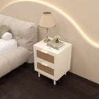 Mesita de Noche de Ratán con 2 Cajones, Mesita Auxiliar de Madera con Frentes de Imitación de Ratán, Mesa de Almacenamiento, Madera Clara
