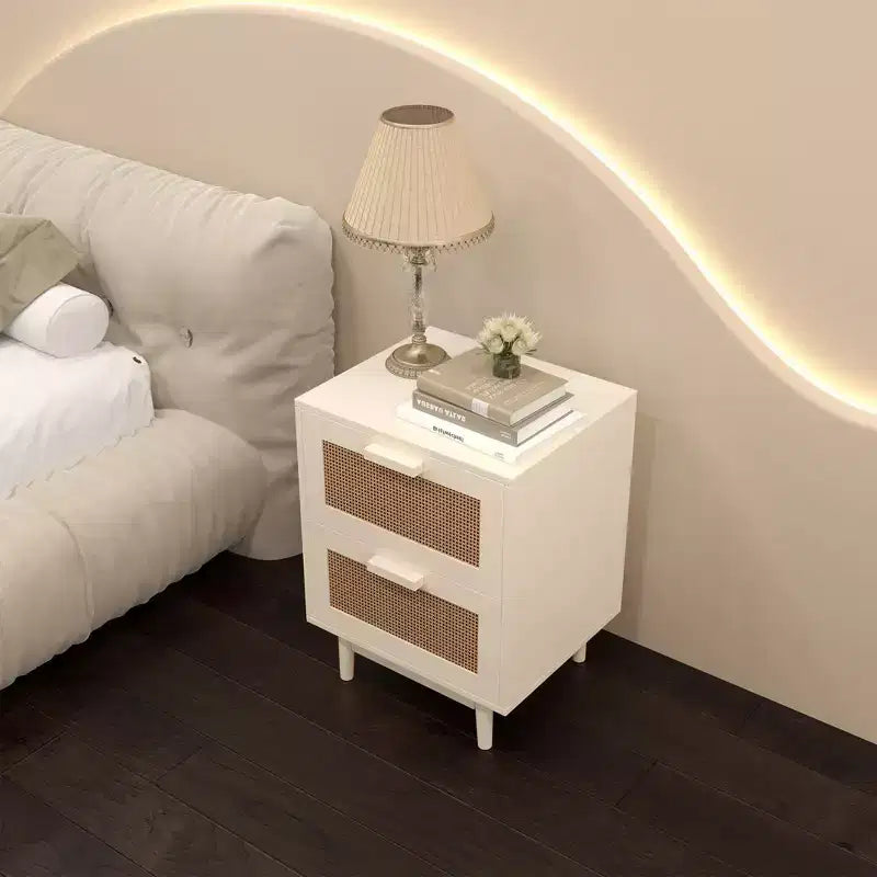 Mesita de Noche de Ratán con 2 Cajones, Mesita Auxiliar de Madera con Frentes de Imitación de Ratán, Mesa de Almacenamiento, Madera Clara
