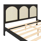Base de cama de madera tamaño queen con cabecero y piecero de ratán, construcción robusta