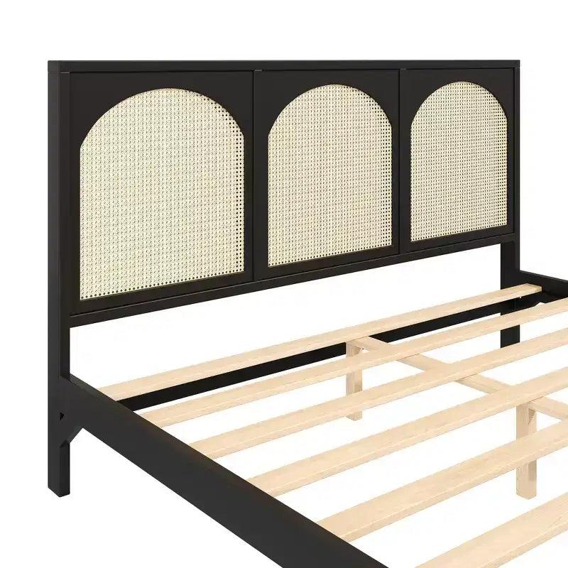 Base de cama de madera tamaño queen con cabecero y piecero de ratán, construcción robusta