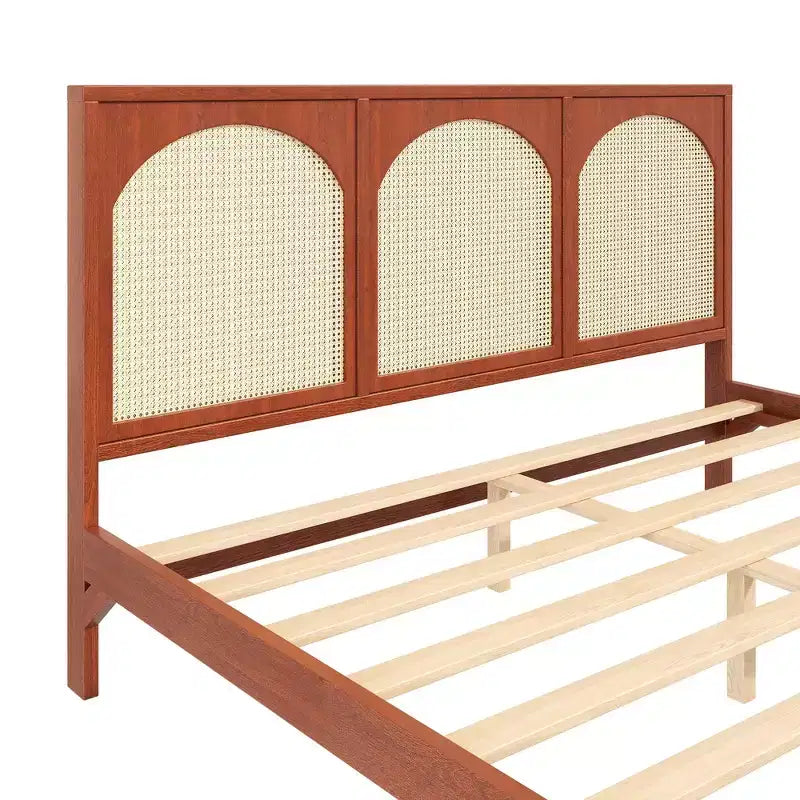 Base de cama de madera tamaño queen con cabecero y piecero de ratán, construcción robusta