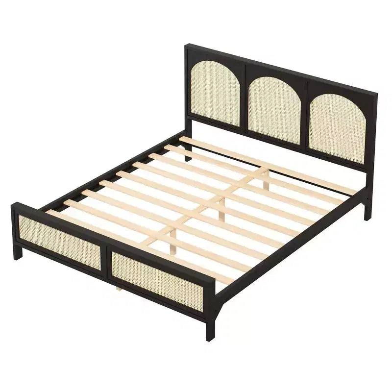 Base de cama de madera tamaño queen con cabecero y piecero de ratán, construcción robusta
