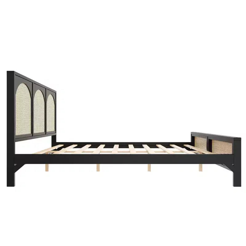 Base de cama de madera tamaño queen con cabecero y piecero de ratán, construcción robusta